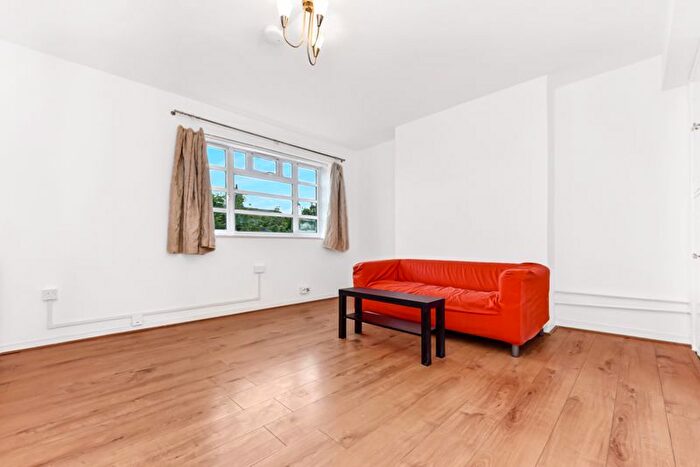 3 Bedroom Flat To Rent In Solent House, Ben Jonson Road, Stepney, E1