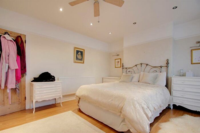 4 Bedroom Semi-Detached House To Rent In Woodlea Road, Worthing, BN13