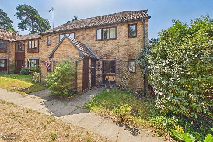 1 Bedroom Maisonette For Sale In Lightwater, Surrey, GU18