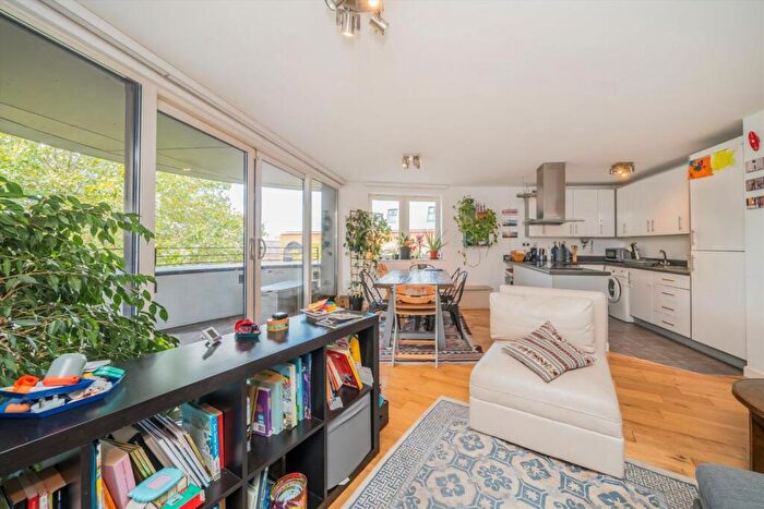 2 Bedroom Flat For Sale In Tyssen Street, Dalston, E8