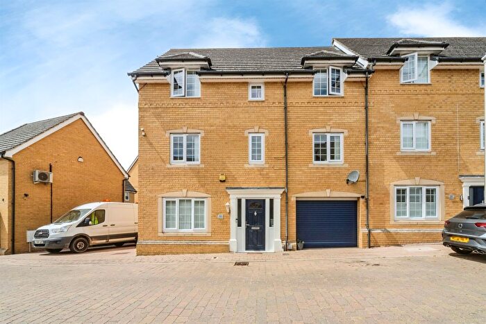 5 Bedroom End Of Terrace House For Sale In Matthau Lane, Oxley Park, Milton Keynes, MK4