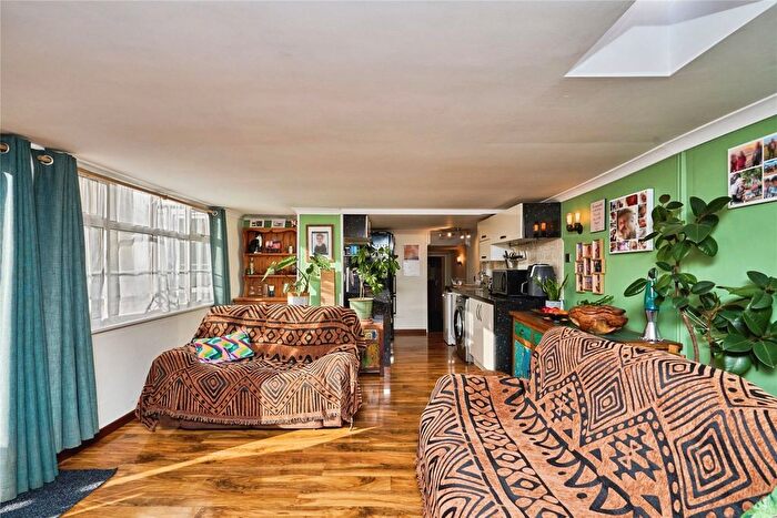 2 Bedroom Flat For Sale In Barfield, Ryde, Isle Of Wight, PO33