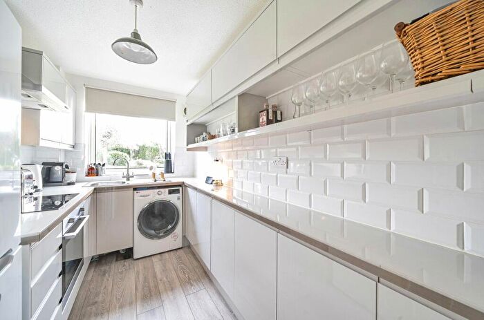 1 Bedroom Flat For Sale In Rossiter Lodge, Rosetrees, Guildford, Surrey, GU1