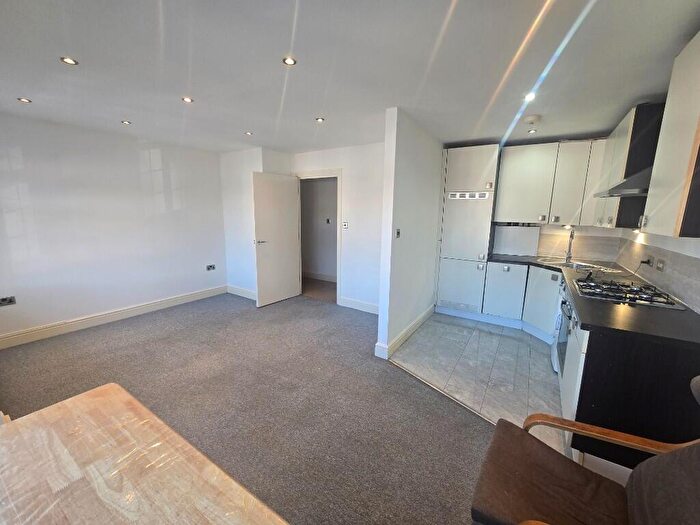 2 Bedroom Flat To Rent In Selborne Gardens, London, NW4