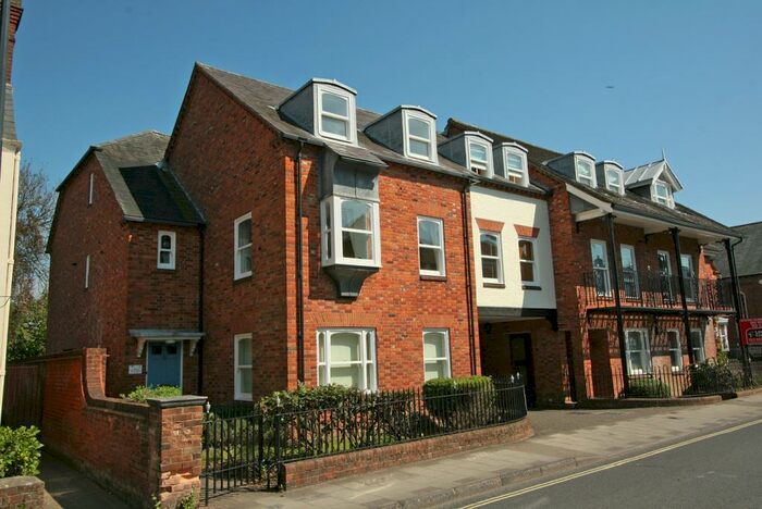 2 Bedroom Flat To Rent In Gosport Street, Lymington, Hampshire, SO41