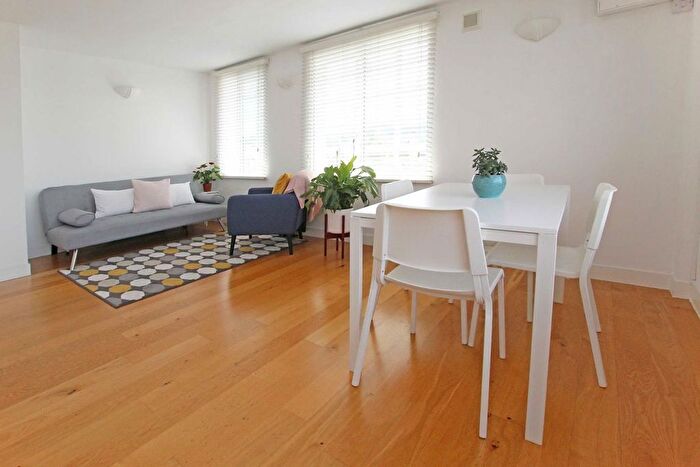 2 Bedroom Flat To Rent In Red Lion Street, Richmond, TW9