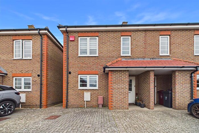 3 Bedroom Semi Detached House For Sale In Pecketts Gate, Chichester, PO19
