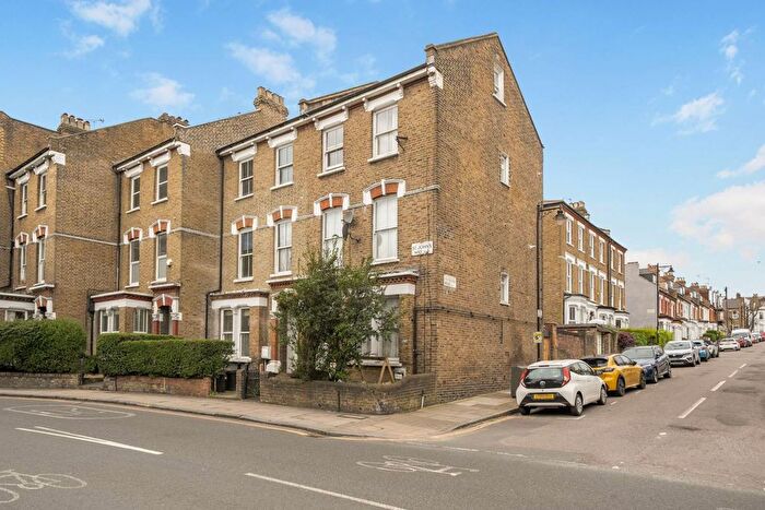 2 Bedroom Flat For Sale In St Johns Way, Archway, London, N19