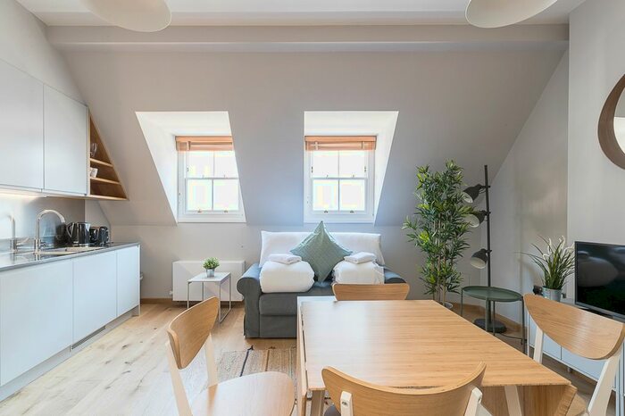 1 Bedroom Flat To Rent In Red Lion Square, London WC1R