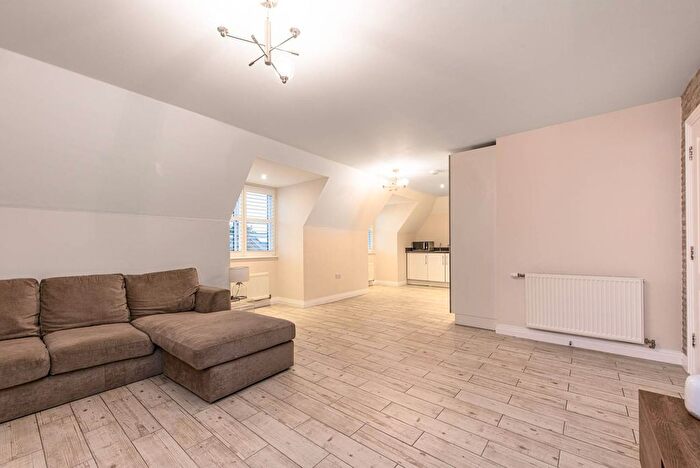 3 Bedroom Flat For Sale In Lancaster Road, East Barnet, Barnet, EN4