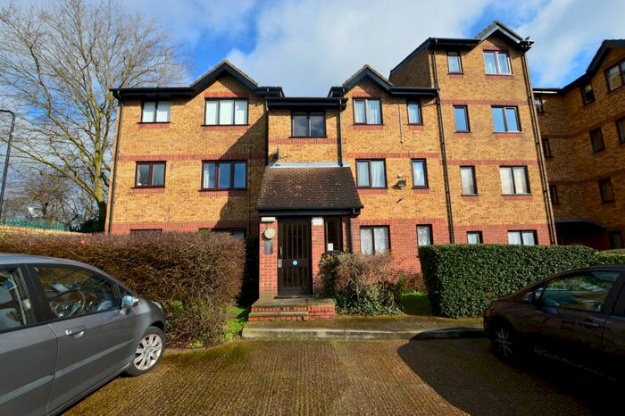 Studio To Rent In Green Pond Close, Walthamstow, E17