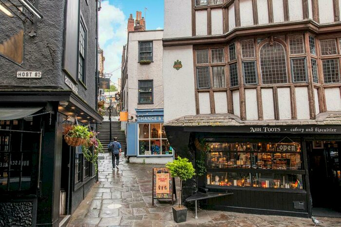 3 Bedroom Apartment To Rent In Christmas Steps, Bristol, BS1