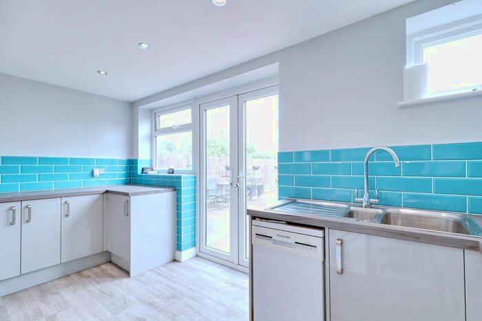 1 Bedroom Detached Bungalow For Sale In Spencer Road, Rainham, RM13