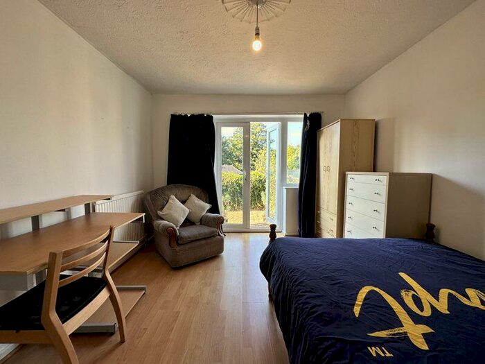 4 Bedroom Semi-Detached House To Rent In Eggington Road, Brighton, BN2