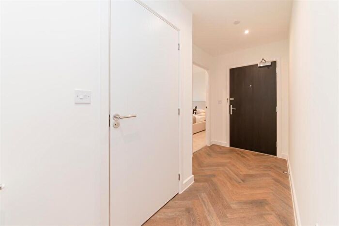 2 Bedroom Flat For Sale In The Ridgeway, Mill Hill, London, NW7
