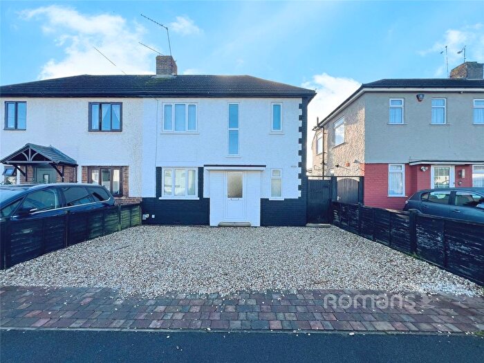 3 Bedroom Semi Detached House For Sale In Roberts Road, Aldershot, Hampshire, GU12