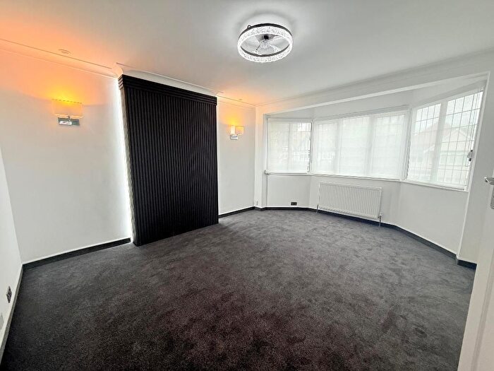 2 Bedroom Flat To Rent In The Drive, Edgware, HA8