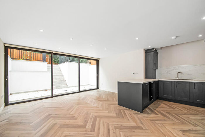 2 Bedroom Apartment To Rent In Underhill Road, London, SE22