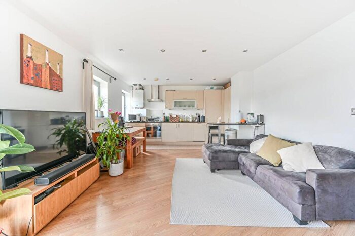 2 Bedroom Flat To Rent In Battersea Park Road, Battersea, London, SW11