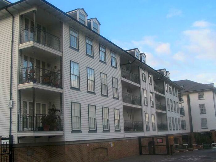 2 Bedroom Flat To Rent In Commercial Place, Gravesend, Kent, DA12