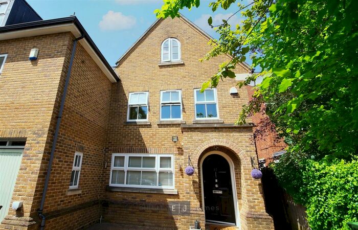 3 Bedroom Town House To Rent In Lower Park Road, Loughton, IG10