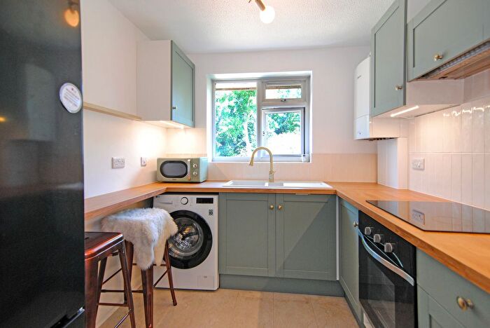 2 Bedroom Flat To Rent In Delta Road, Woking, GU24