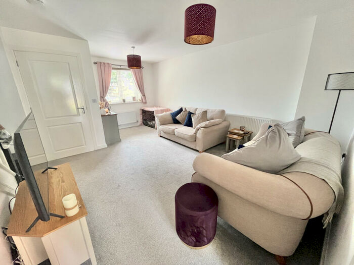 3 Bedroom End Of Terrace House For Sale In Duncan Drive, GL15