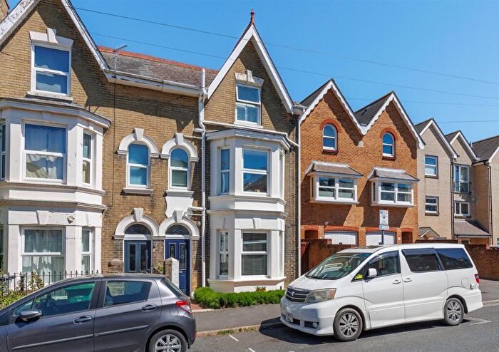 6 Bedroom End Of Terrace House For Sale In Chain Free Elegant Victorian Home - West Hill Road, Cowes, PO31