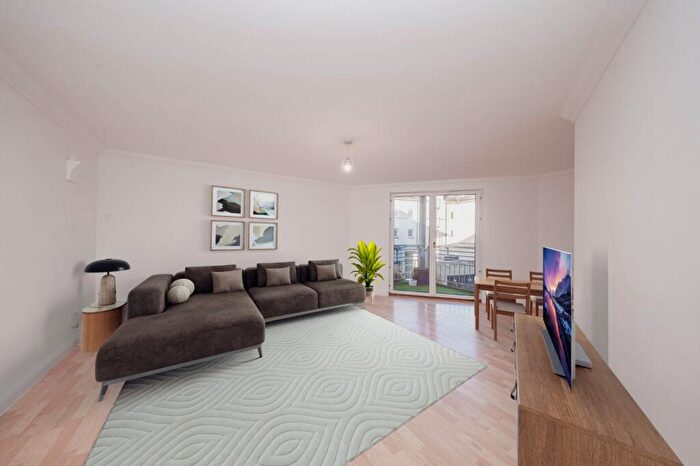 3 Bedroom Flat For Sale In / Crewe Road North, Crewe, Edinburgh, EH5