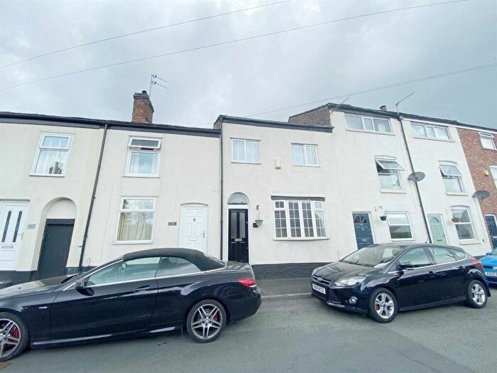2 Bedroom Cottage To Rent In High Street, Macclesfield, Cheshire, SK11