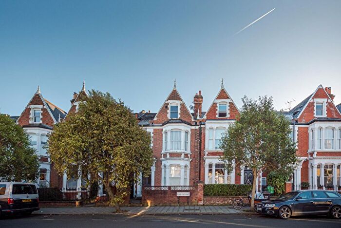 2 Bedroom Flat To Rent In Elms Crescent, London, SW4