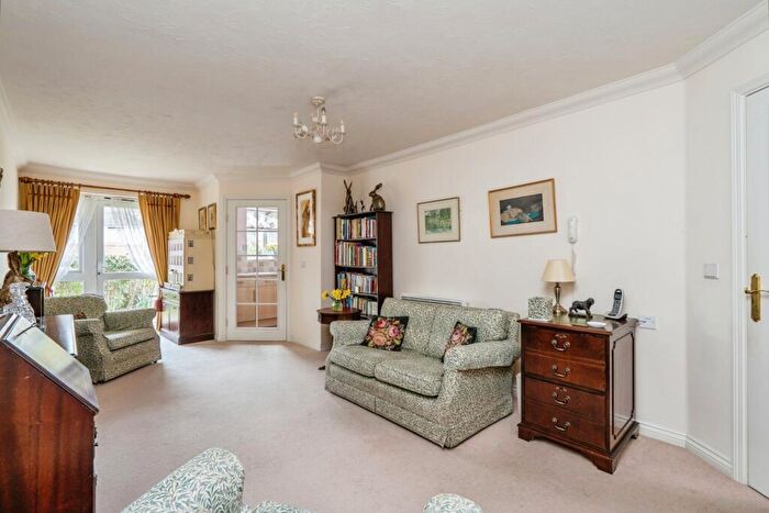 1 Bedroom Flat For Sale In Padnell Road, Waterlooville, Hampshire, PO8