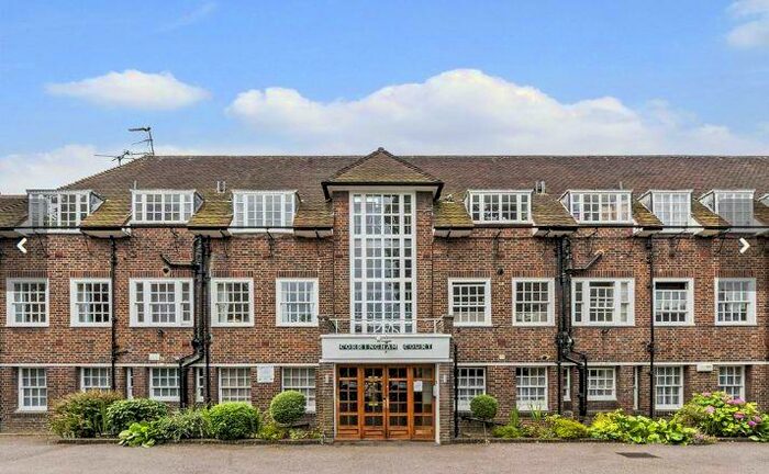 3 Bedroom Flat To Rent In Corringham Road, Hampstead Garden Suburb, London, NW11