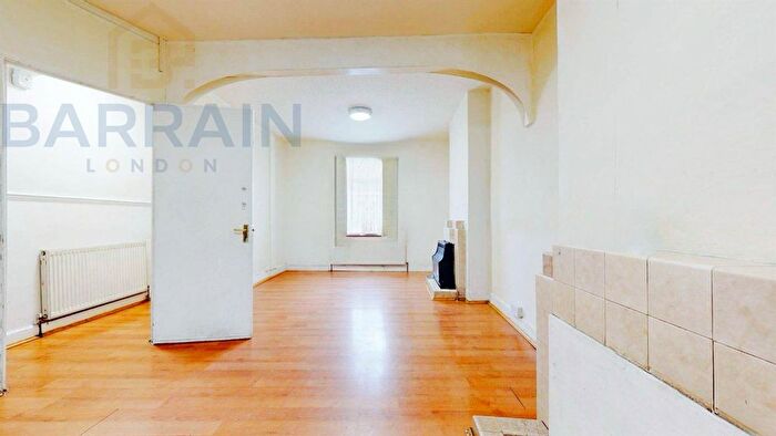 3 Bedroom Terraced House For Sale In Davis Street, Upton Park/Plaistow, E13