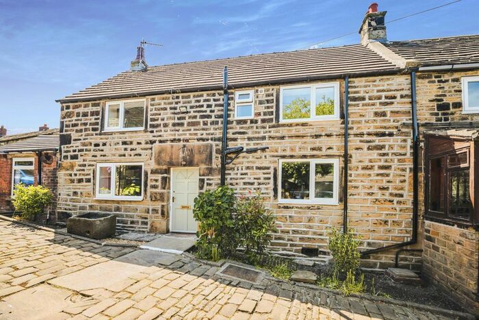 3 Bedroom Cottage To Rent In Elm Street, Skelmanthorpe, Huddersfield, West Yorkshire, HD8