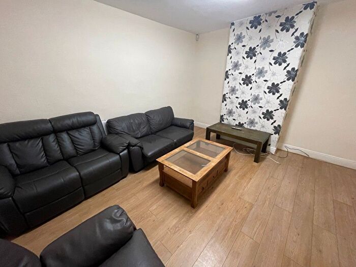 3 Bedroom Flat To Rent In Owler Lane, Sheffield, S4