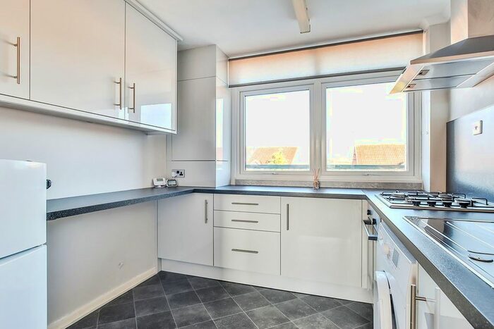 2 Bedroom Maisonette To Rent In White Thorns Drive, Sheffield S8