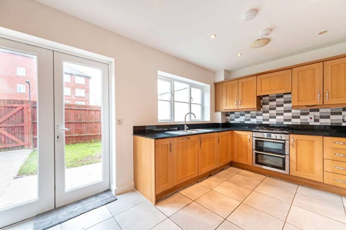 4 Bedroom Semi Detached House To Rent In Cross Way, Willesden Green, London, NW10