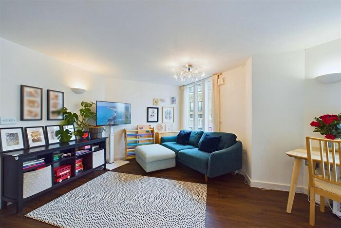 2 Bedroom Flat For Sale In Giverny House, Water Gardens Square, London, SE16