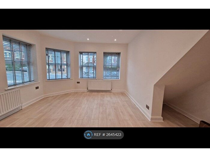 2 Bedroom Flat To Rent In Earlsfield Road, London, SW18