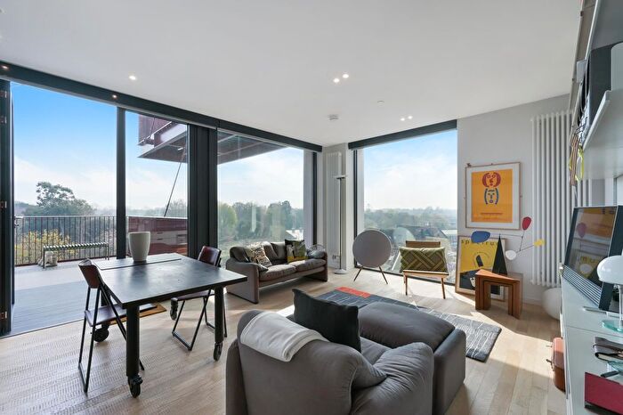 2 Bedroom Flat For Sale In Hollandbury House, Brentford, TW8