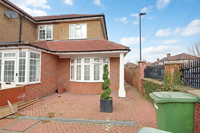 2 Bedroom End Terrace House For Sale In Broadoak Avenue, Enfield, EN3
