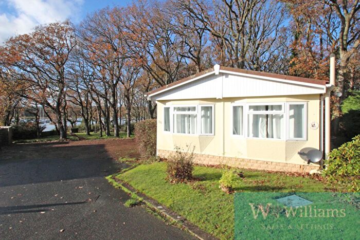 2 Bedroom Mobile/park Home For Sale In Medina Park, Folly Lane, East Cowes, Isle Of Wight, PO32