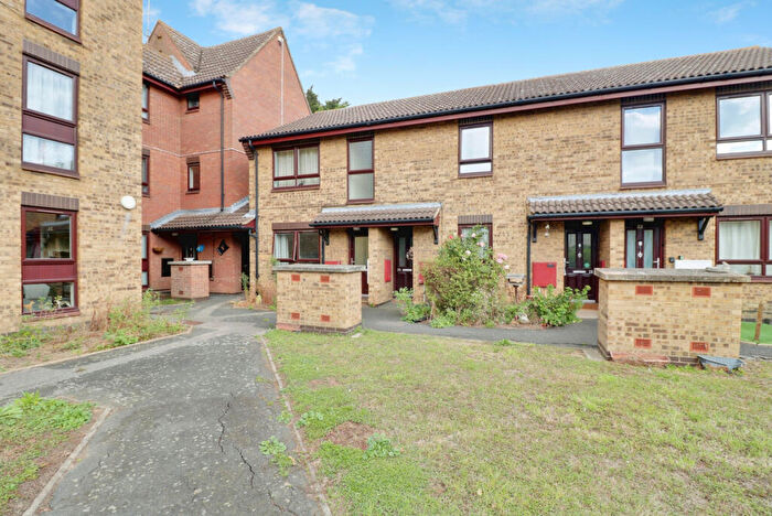 1 Bedroom Flat To Rent In Evergreen Court, Grange Avenue, Wickford, SS12