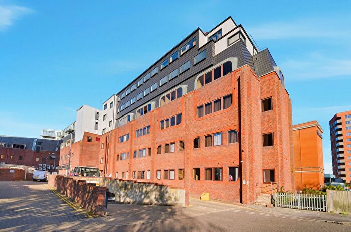 2 Bedroom Flat For Sale In Waterside, Staines-Upon-Thames, TW18