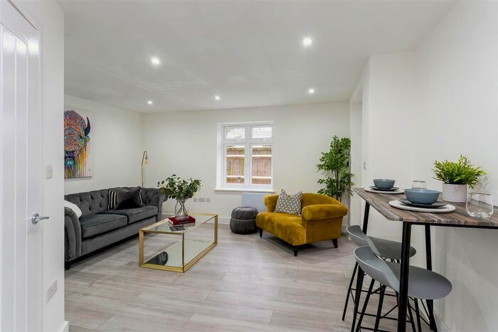 2 Bedroom Flat To Rent In Foxley Lane, Purley, CR8
