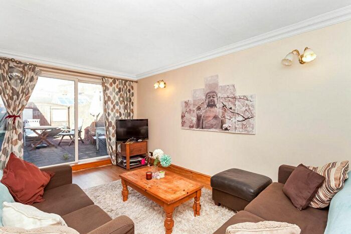 4 Bedroom Flat To Rent In Brayford Square, Stephney, E1