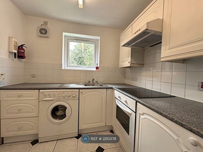 2 Bedroom Flat To Rent In Broomspring Close, Sheffield, S3