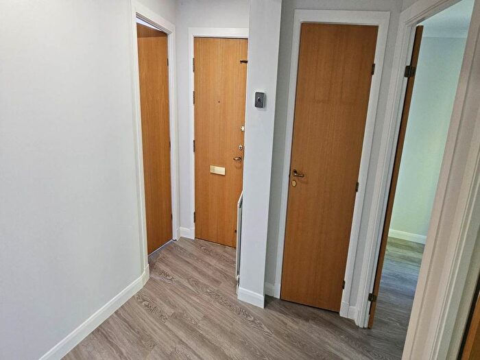 2 Bedroom Flat To Rent In Rosebank Gardens, Aberdeen, AB11
