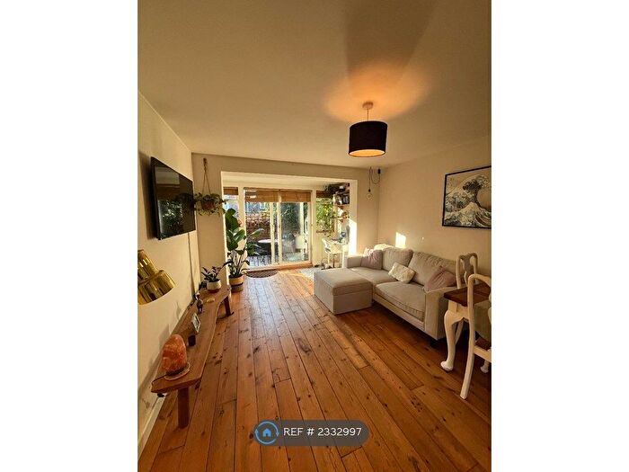 1 Bedroom Flat To Rent In Bath Close, London, SE15